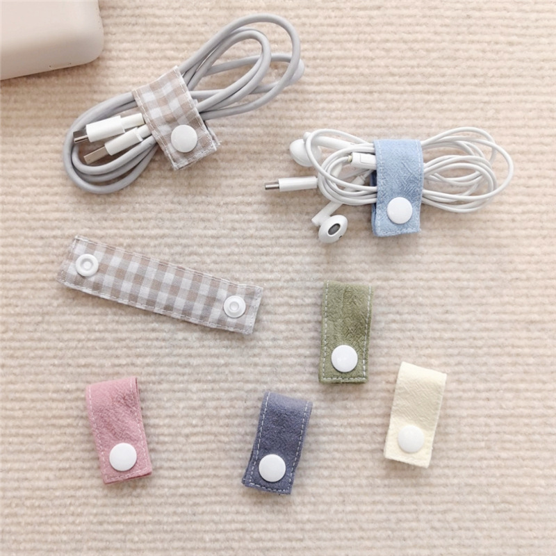 Travel Cable Organizer - ที่เก็บสายเคเบิลแบบผ้า สายรัดแบบใช้ซ้ำได้สำหรับสายชาร์จหูฟัง สายดาต้า สายไฟแบบพกพา สำหรับจัดระเบียบสายไฟบนโต๊ะ สายรัดปรับได้สำหรับการเดินทาง